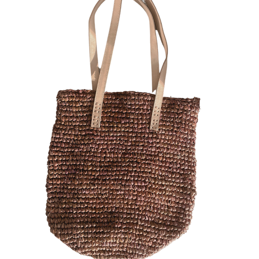 Flettet taske i raffia med læderremme - brun