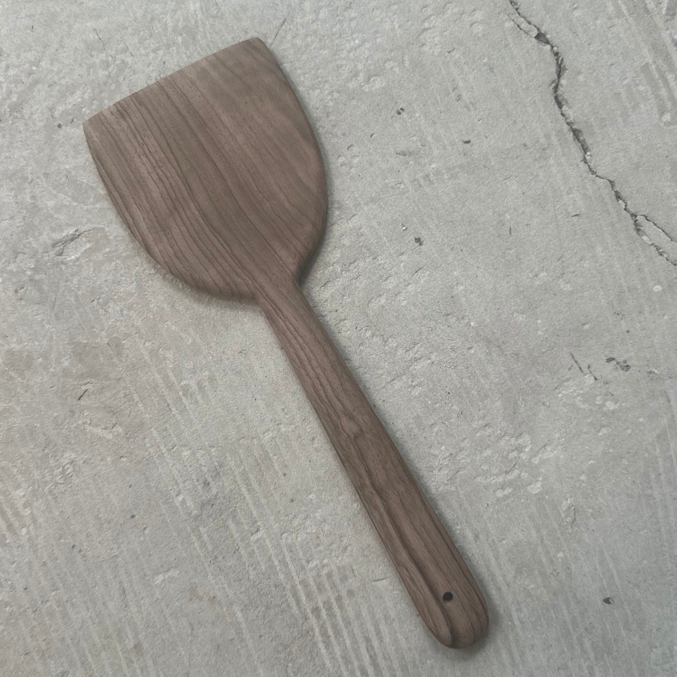 Håndskåret valnøddetræ spatel 23 cm med naturlig finish, perfekt til håndvask.