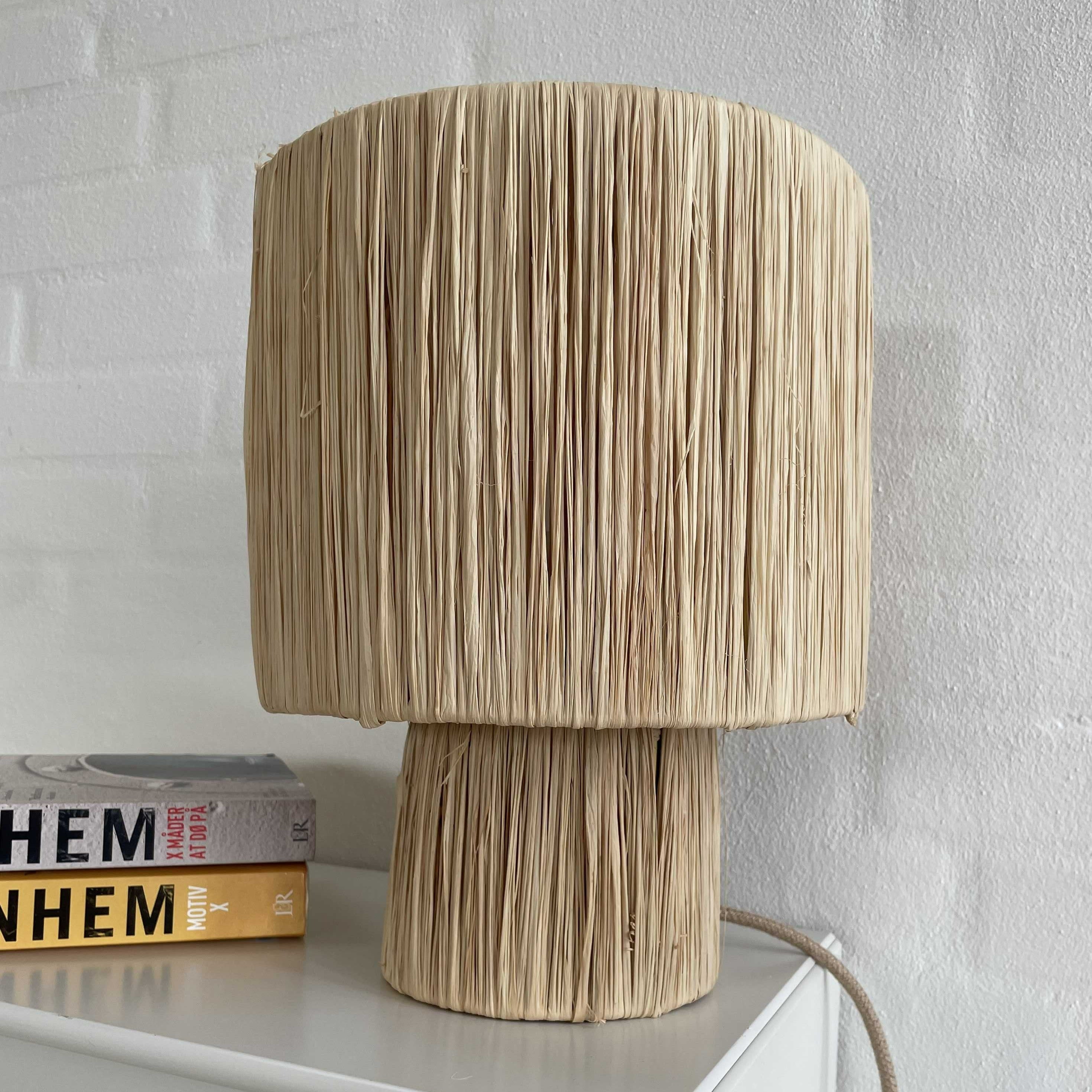 Bedside lamp/table lamp in raffia