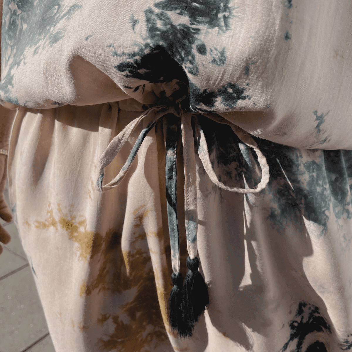 Kort kjole med bindebælte i Tie Dye